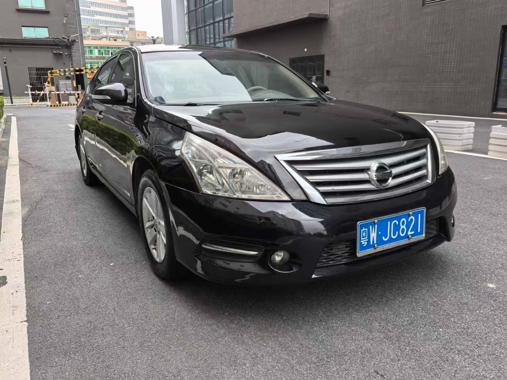 2011 NISSAN midsize