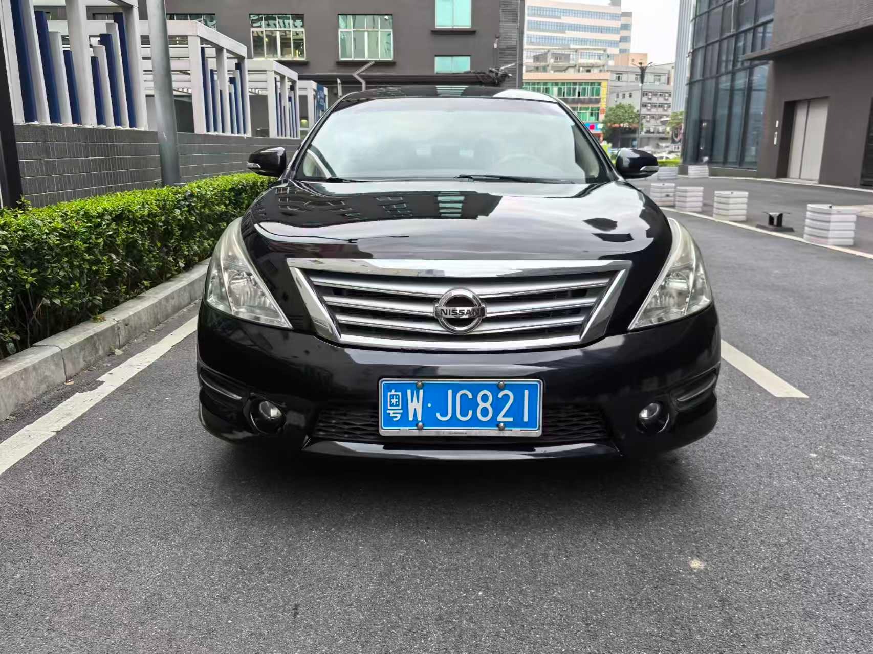 2011 NISSAN midsize