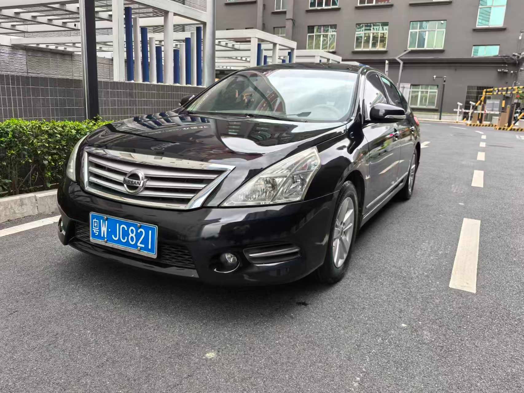 2011 NISSAN midsize