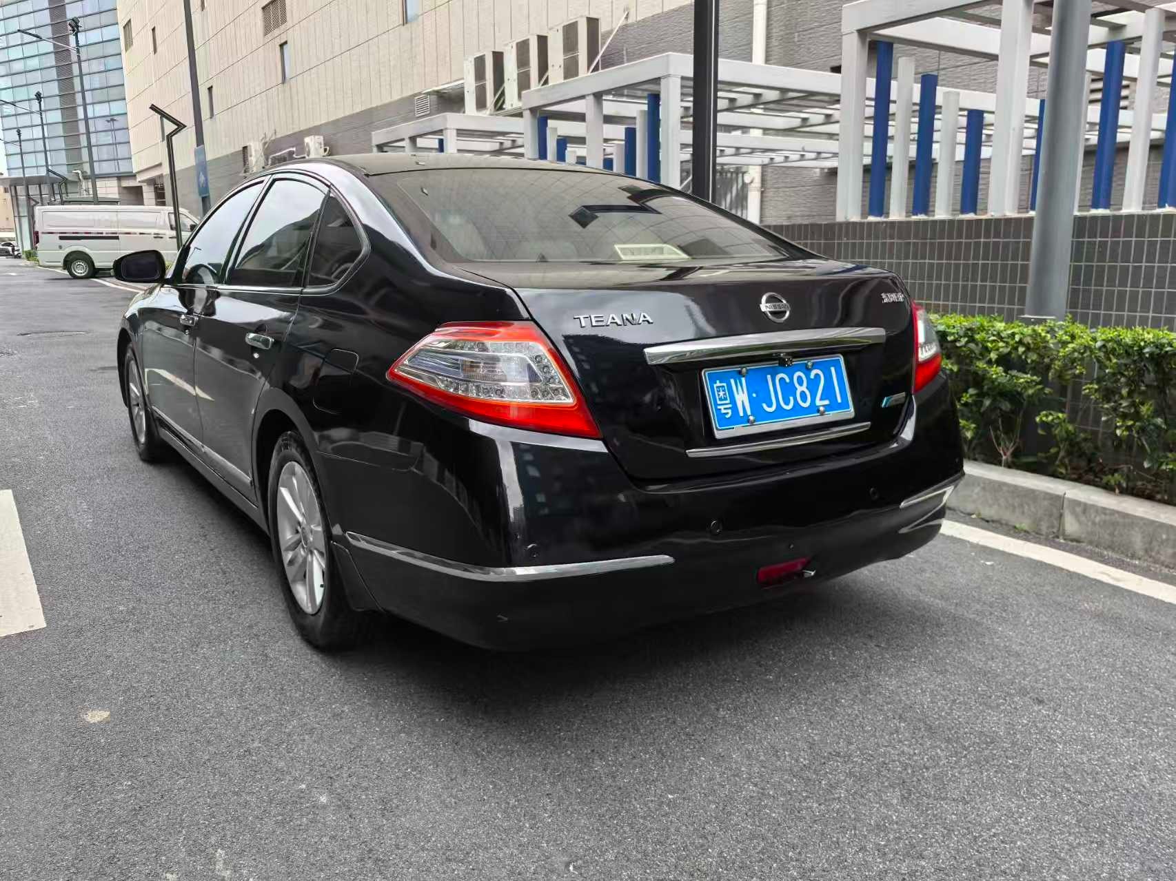 2011 NISSAN midsize