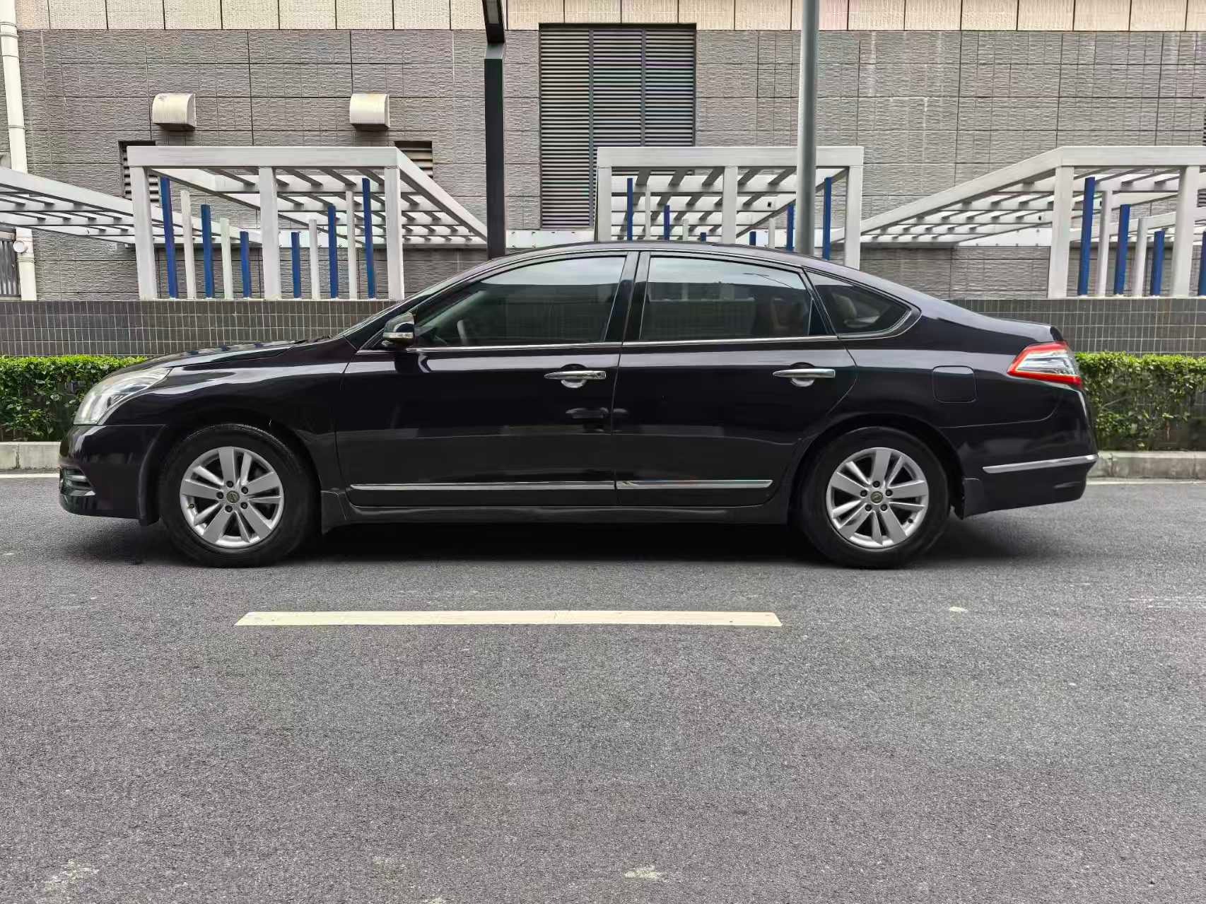 2011 NISSAN midsize