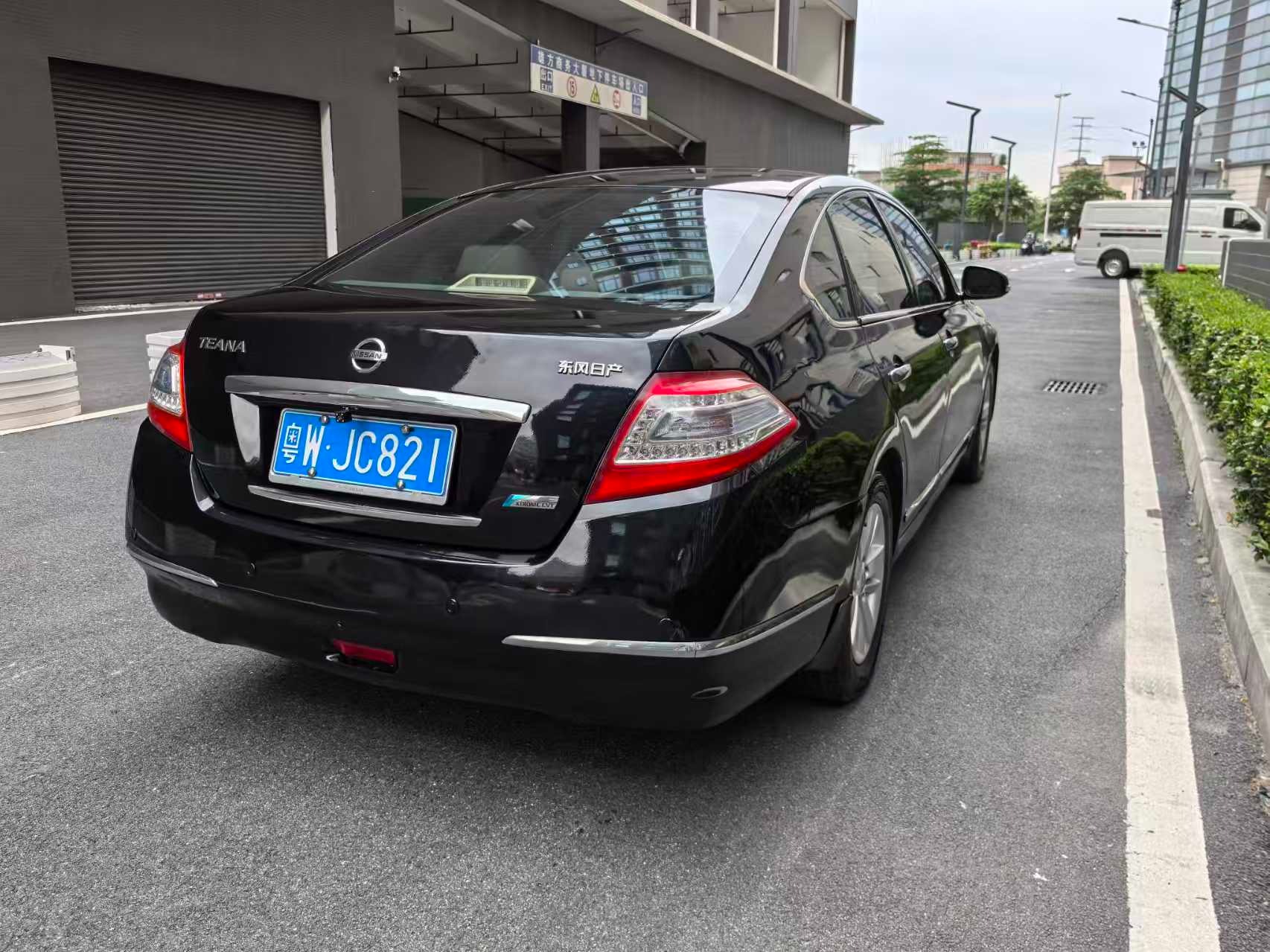 2011 NISSAN midsize